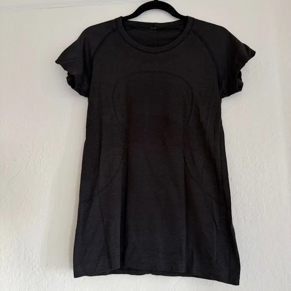 Lululemon Swiftly Tech Short-Sleeve Shirt in Black. Size 10 - Picture 3 of 5